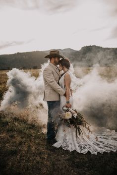 Western Wedding Table Decor, Rustic Western Wedding, Tattoo Bride, Wedding Turquoise, Country Wedding Pictures, Country Wedding Photos, Western Montana