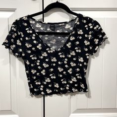 Never Worn! Great Condition Black Floral Cotton Top, Black Graphic Print Top For Day Out, Fitted Black Floral Print Tops, Black Cropped Floral Print Tops, Black Cropped Top, Shein Tops, Black Crop Tops, Cropped Top, Womens Tops