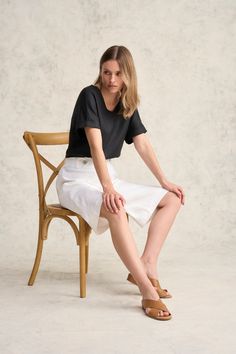 Those who love wearing linen with a bit of stretch will adore our Waist Tab Linen Short in classic White. Easy to wash and wear, this short is comfortable, durable and breathable, perfect for l’été! Latest Colour, Linen Short, Short Waist, Classic White, S Models, White Shorts, Knee Length, How To Wear, White