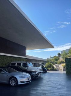 a row of cars parked in front of a building