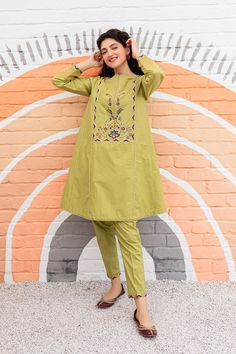 Ladies Suits Indian, Raw Silk Dress, Pakistani Party Wear Dresses, Pakistani Party Wear, Beautiful Casual Dresses, Pakistani Fancy Dresses, Women Dresses Classy, Boutique Dress Designs