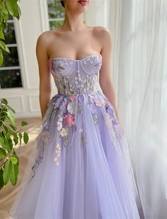 A-Line Evening Gown Floral Dress Wedding Court Train Sleeveless Strapless Tulle with Appliques Floral Gowns Long, Teuta Matoshi, Tulle Party Dress, Tulle Homecoming Dress, Floral Wedding Dress, Elegant Party Dresses, Lavender Floral, Floral Gown, Tulle Gown