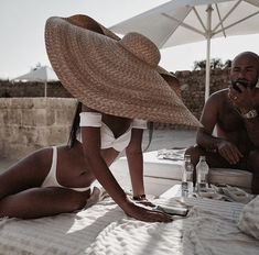 imagen descubierto por sündos. Descubre (¡y guarda!) tus propias imágenes y videos en We Heart It Baby Pictures Poses, Baby Fashion Summer, Holiday Outfits Summer, Large Hat, Summer Hats Beach, Vacay Outfits, Vintage Baby Clothes, Big Hat, Summer Beach Outfit