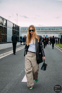 Hip Hop Style Jeans For Fall, Paris Street Style 2022, Urban Style Denim Pants, Paris Fashion Week Street Style 2022, Pernille Teisbaek Style, Pernille Teisbaek Street Style, Urban Style Fall Streetwear Joggers, Pernille Teisbaek, Denmark Street Style