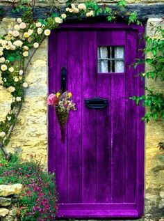 a purple door with flowers growing on it and the caption in spanish below reads,'la felicidad frequentemente entre se cueia por una puertoria que no sa salas que