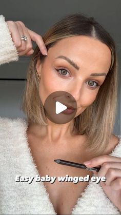 RACHEL DE OLIVEIRA on Instagram: "This is the quickest and easiest way to get a baby winged eye and anyone can do it. Plus you don’t need any makeup brushes 👏🏼   What do you think guys? Will you try this? X  #makeuphack #makeuptipsforbeginners #makeupforbeginners #makeuptips #over40nakeup #matureskinmakeup" Everyday Winged Eyeliner, Tiny Winged Eyeliner, Winged Eyeliner With Eyeshadow, How To Cat Eye, Eye Wing Tutorial, Eyeliner Looks Simple, Subtle Winged Eyeliner, Wing Eye Makeup, Soft Winged Eyeliner