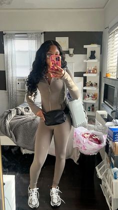 Tracksuit Baddie Outfit, Sweatsuit Baddie Outfits, Tracksuit Fits Baddie, Simple Baddie Outfits, Winter Inspo Outfits, Set Outfits, Shoes Outfit Fashion, Casual School Outfits, Outfit Inspo Casual