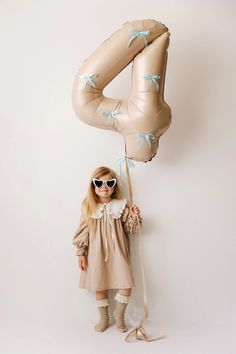 #4года #идеядляфотосессии #стильминимализм #минимализм One Balloon Photoshoot, Balloon Birthday Photoshoot, Kid Birthday Photoshoot, 4th Birthday Photoshoot Ideas, Kids Photoshoot Ideas At Home, 2 Birthday Photoshoot, Birthday Photoshoot Ideas Kids, 3rd Birthday Photography, Balloon Photoshoot