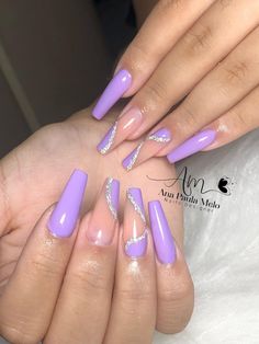 Unhas perfeitas, alongamento de unha, unha em gel, unhas decoradas, unhas modernas, unhas bonitas, unhas elegantes Blue Acrylic Nail Designs, Sliver Nails, Light Purple Nails, Bridesmaids Nails, Lilac Nails, Nails Purple, Formal Nails