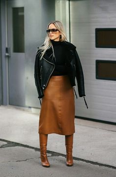 c59b469d724f7919b7d35514184fdc0fdesc46469562ri Tan Leather Skirt, Rok Outfit, Brown Leather Skirt, Leather Skirt Outfit, Blogger Outfits, Rock Outfit, Brown Skirt, Lil Pump, Trendy Skirts