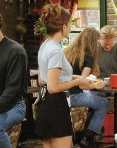 Aesthetic Waitress Outfit, Fashion Cafe 90s, Rachel Green Barista Outfit, Cafe Work Outfit, Coffee Shop Job Outfit