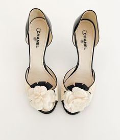 Vintage Chanel Heels, Ivory Heels, Chanel Heels, Vintage Style Shoes, Fancy Heels, Black And White Heels, Chanel Camellia, Ballet Clothes, Vintage Heels