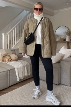 Outfit With Quilted Jacket, Green Jacket Winter Outfit, Autumn Jackets Women, Quilt Outfit, Winter Outfits Sneakers, Green Quilted Jacket Outfit, Olive Jacket Outfit, Winter Outfits With Sneakers, Winter Gym Outfit