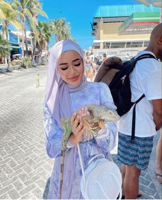 Batul Bazzi Outfits, Hijab Fashion Summer, Modest Outfit Ideas, Modern Hijab Fashion, Modest Summer Outfits, Head Scarf Styles, Hijabi Fashion Casual, Hijabi Style, Fresh Outfits