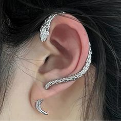 Brand New Silver Snake Ear Cuffs Set Of 2 Modern Snake Ear Cuffs Nickel Free Hypoallergenic Material Cool Statement Piece Sleek Silver Color Snake Ears, Goth Style, Gothic Earrings, Fake Piercing, Silver Ear Cuff, Snake Earrings, Snake Design, Estilo Punk, Animal Earrings