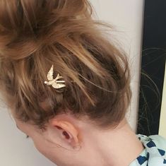 Adorable Sparrow Bird Hair Clip. Will Complete Any Look. 1 Clip Per Pack Material Content: 14 K Gold Plated Metal Alloy Willing To Accept Offers Please Do So With The Offer Button Not In Comments. Shop My Closet Bundle And Save! Cute Sparrow, Sparrow Bird, Cute Bird, Accessories Cute, Bird Pendant, Packing Material, Hair Clip, Hair Clips, Hair Accessories