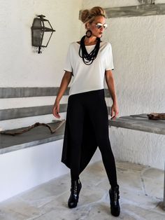 Black & Ivory Asymmetric Blouse / Black and Ivory Tunic / Moda Over 50, Asymmetric Blouse, Black And White Outfit, Asymmetrical Blouse, White Tunic, White Outfit, Black And White Tops, Modieuze Outfits, Plus Size Top