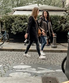 Everyday Parisian Street Style With 25 Outfits | La Vie On Grand Italy Street Style, Parisian Street, French Wardrobe