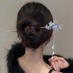 Flower Crystal Tassel Hairpin，Silver metal lines, with crystal flowers, pearl tassels, simple style, delicately integrated into the hair. Grab everything that makes you shine and create a sense of luxury. Birthday Banquet, Chopstick Hair, Japanese Hairstyle, Hair Accessories Gift, Flower Hair Pin, Asian Hair, Original Jewelry, Metallic Hair, Diamond Flower