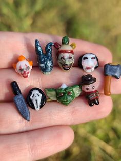 there are many small figurines in the hand