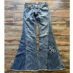 Diy Flare Jeans, Rework Jeans, Ropa Upcycling, Upcycle Clothes Diy, Downtown Outfits, Badass Style, Upcycle Jeans, Flower Patch, Jeans Diy