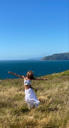 Lookouts, cliff photo, adventures, new zealand, cliff jumping, summer time, summer with friends, summer aesthetic, summer feeling, summer life New Zealand Picture Ideas, Life In New Zealand, New Zealand Winter Aesthetic, New Zealand Instagram Pictures, Summer In New Zealand, Spring In Australia, Australian Lifestyle Aesthetic, New Zealand Aesthetic Girl, New Zealand Summer Aesthetic