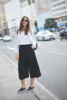 Style Culottes, How To Style Culottes, Culottes Outfit, Black Culottes, Frill Blouse, Black Bamboo, Minimal Chic, Rainy Day Outfit, Work Outfits Women