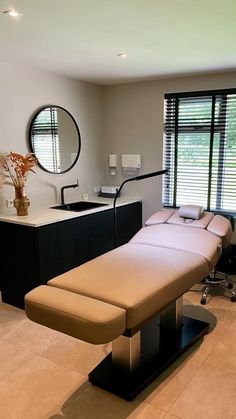 Luxe schoonheidssalon inrichting Beauty Cabin Salon, Modern Esthetician Room, Pink Lash Room, Room Decor Ideas Pink, Lash Rooms, Pmu Studio Ideas, Solo Esthetician Room, Esthetician Studio