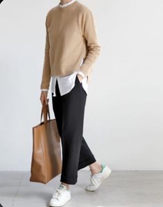 Minimalisticky Chic, Sneaker Outfits Women, Mode Casual, Looks Black, 가을 패션, Fashion Mode, Womens Casual Outfits, Work Fashion, White Sneakers