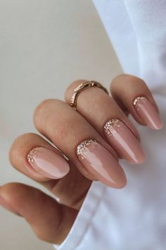 Silver Cuticle Nails, Ombre Tip Nails Colour, Classy Simple Acrylic Nails, Sparkly Winter Nails 2022, Nails Inspiration Pink Almond, Business Nails Classy Almond, Color Nails With French Tip, Simple Nye Nails Short, Manager Nails