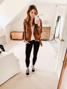 Jogger Leggings, Lauren Mcbride, Look Office, Leggings Outfits, Athleisure Trend, Legging Outfits, Brown Suede Jacket, Fashion Blogger Style, Athleisure Fashion