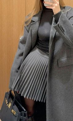 Feminine Work Outfit, Feminine Winter Outfits, Glamorous Outfits, Runway Outfits, Elegant Outfits, Wool Coats, 2000s Fashion Outfits, Feminine Outfit, Casual Winter Outfits