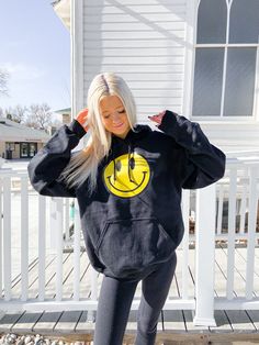 Smiley Hoodie, Bike Outfit, Preppy Inspo, Black And White Hoodies, Cute Country Outfits, Causal Outfits, White Crewneck, Fun Sweatshirts, Cool Hoodies