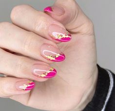 Hot pink and gold tip summer spring nails Fiusha Nails, Pink And Gold Nail Designs, Cuffin Nails, Pink Foil Nails, Summer Spring Nails, Hot Pink Nail, Gold Gel Nails, Pink Wedding Nails, Hot Pink And Gold