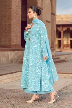 Eid Dress Designs Ideas 2024, Lawn Dress Design Ideas 2024, Pakistani Suits Casual, Lawn Collection 2023, Lawn Dress Design, Sobia Nazir, Lawn Suit, Stylish Short Dresses