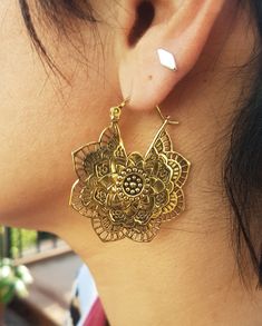 Tribal geometric mandala gold earrings dainty made of brass. SIZE: 45 mm x 40 mm. YOU CAN FIND SOME SIMILAR MODELS IN: https://www.etsy.com/es/listing/483419991/pendientes-tribal-espiral-brass-earrings?ref=shop_home_active_1&frs=1 https://www.etsy.com/es/listing/702446473/pendientes-bohemios-ethnic-earrings-gold?ref=shop_home_active_6&frs=1 https://www.etsy.com/es/listing/701692855/pendientes-tribales-gold-earrings-ethnic?ref=shop_home_active_7&frs=1 SHIPPING: I use certified mail fo Bohemian Gold Plug Earrings With Intricate Design, Bohemian Brass Dangle Flower Earrings, Bohemian Brass Drop Flower Earrings, Bohemian Metal Flower Earrings For Gift, Bohemian Bronze Flower Earrings Nickel Free, Bohemian Metal Flower Earrings As Gift, Bohemian Bronze Flower Earrings Nickel-free, Spiritual Gold Earrings With Intricate Design, Bohemian Gold Pierced Flower Earrings