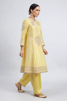 Shop for Sheetal Batra Yellow Naazira Chanderi Kurta Set for Women Online at Aza Fashions Kashmiri Tilla Embroidery, Daffodil Yellow, Yellow Kurta, Blouse Yoke, Silk Kurta, Organza Dupatta, Embroidered Neckline, Silk Organza, Kurta Set