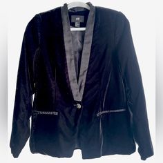 Women’s H&M Black Velvet Blazer Size 8 Black Front Pockets And Button In Excellent Condition Never Worn But No Tags From Smoke Free / Pet Free Home. Feel Free To Ask Questions Or Make Offers. Bundle Shipping Available Elegant H&m Blazer For Winter, H&m Formal Blazer For Fall, H&m Formal Fall Blazer, H&m Black Blazer For Work, Luxury Black Velvet Blazer, Black Velvet Blazer, H&m Jackets, Coats Women, Velvet Blazer