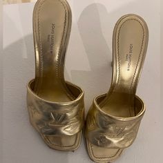 Condition As Pictured (Some Scuffs And Wear On Bottom) Genuine Leather Authentic Heel Height : 3.35 Inch (8.5 Cm) (Until Insole 3.54 Inch (9 Cm) Gold Mules, Shoes Louis Vuitton, Louis Vuitton Shoes, Shoes Women Heels, Heel Height, Shoes Heels, Genuine Leather, Louis Vuitton, Size 6