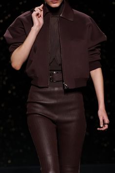 Hermès Fall 2024 Ready-to-Wear https://www.vogue.com/fashion-shows/fall-2024-ready-to-wear/hermes/slideshow/detail#9 Hermes Fashion Show, Hermes Clothes, Burgundy Outfit, Simple Fall Outfits, Easy Trendy Outfits, Fall 2024, Winter Looks, Couture Fashion