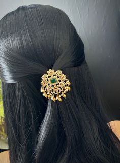 This antique Gold finished  CZ kemp Jada billa Hair pin studded with AD / CZ perfectly pairs up with your traditional attire! With a forked pin at the back, you can use on a ponytail or a bun ! Height: 5 Cm  Width: 5 Cm  Weight: 0.6 Oz  Care Instruction : Avoid Heat & Chemicals Like Perfume, Deo, Alchol, Etc. | Clean With Dry Cotton Cloth | Pack In our Anti tarnish box after use. Indian Hair Accessories, Hair Clip Wedding, Hair Brooch, Classical Dance, Dance Jewelry, Wedding Hair Clips, Indian Hair, Wedding Pins, Jewelry Indian