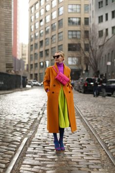 IT'S ELECTRIC // | Atlantic-Pacific Bright Fall Outfits, Mode Prints, Orange Coat, Cooler Look, Street Chic