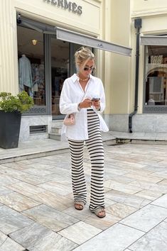 Striped Pants Outfit Summer, Crochet Pants Outfit, Coastal Chic Outfit, Knit Pants Outfit, Striped Pants Outfit, Dubai Outfit, Crochet Pants, Outfit Trends, Mode Ootd