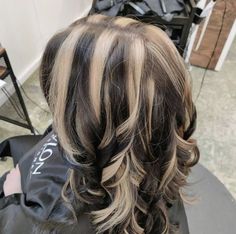 Chunky Highlights By Hair Pattern, Black Hair With Chunky Blonde Highlights, Chunky Highlights For Brown Hair Y2k, Y2k Hair Color Highlights, Chunky Highlights For Black Hair, Chunky Blonde Highlights Y2k, Skunk Hair Aesthetic, Black Hair With Chunky Highlights, Colored Highlights In Black Hair