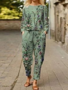 Floral Two Piece, Sand Sculptures, Fashion Themes, Nice Clothes, Fashion 2024, Aging Gracefully, Loungewear Sets, Draped Fabric, Printed Sweater