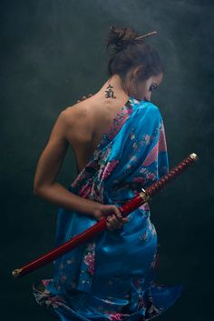 Samurai Hairstyle, Samurai Photography, Tan Asian, Female Samurai, Bw Art, Geisha Art, Samurai Warrior, Warrior Girl, Human Poses