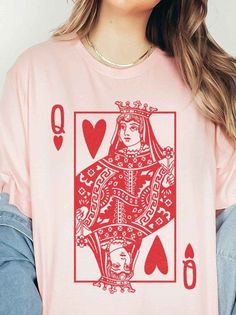 Queen of Hearts Graphic Tee in Pink-Women's Clothing-Shop Z & Joxa Queen Of Hearts Shirt, Plus Size Queen, Suede Outfit, Leopard Outfits, Burgundy Outfit, Heart Tee, Top Graphic Tees, Playing Card, Queen Of Hearts