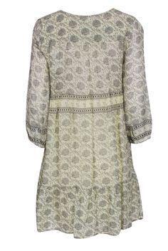 Look oh so dreamy for your sun-soaked vacay in this sultry Ba&sh tunic dress! Featuring a fun ivory and black paisley print, this bohemian dress is just begging to be taken on an adventure! Slip on your wedges and make a stylish summer escape! Size S Shell 100% Viscose Lining 100% Viscose Pullover Long sleeves V-neckline Bust 40" Waist 48" Shoulder to hem 33.5" Sleeve length 20" French Girl Chic, Printed Tunic Dress, Summer Escape, Chic Shop, Buy Shoes Online, Print Tunic, Bohemian Dress, French Girl, Tunic Dress