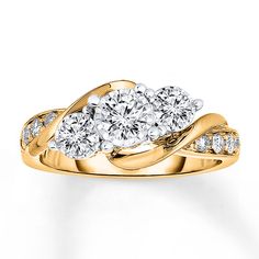 three stone diamond ring in yellow gold