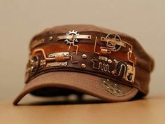 Steampunk military cap Steampunk Mode, Everyday Steampunk, Moda Steampunk, Mode Steampunk, Plain Caps, Steampunk Crafts, Steampunk Hat, Style Steampunk, Steampunk Cosplay